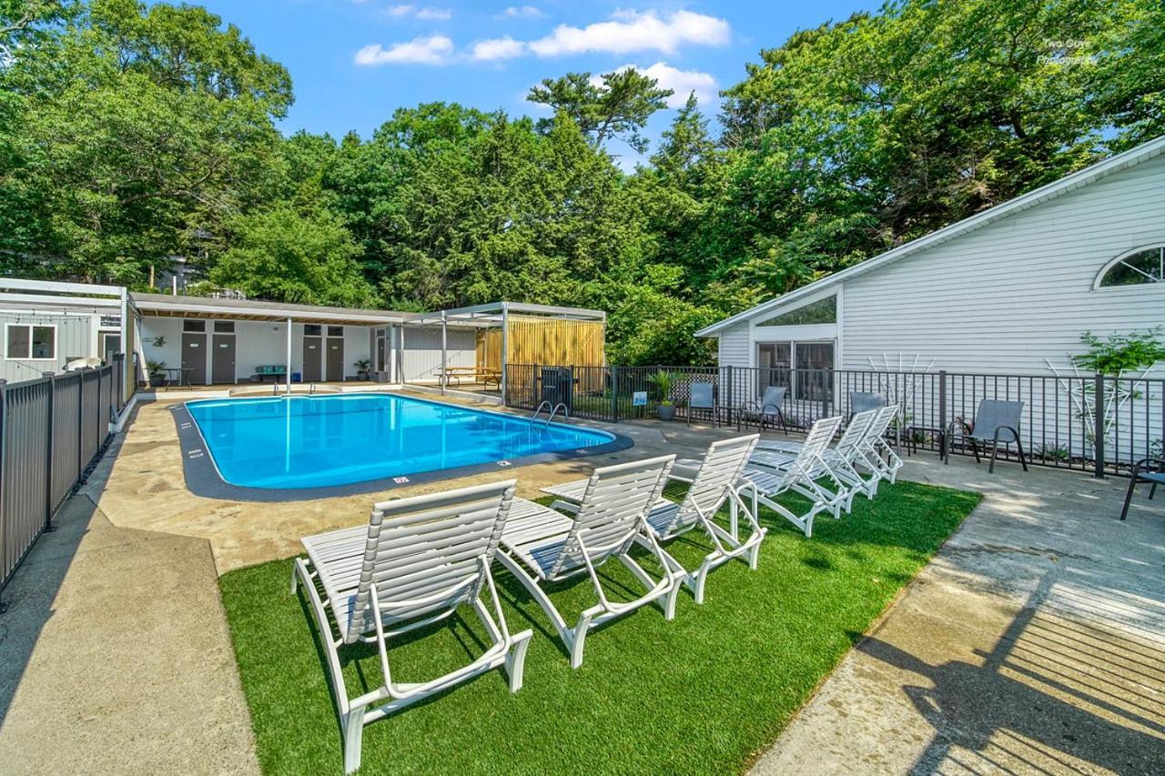 Holiday Hill Resort Saugatuck Eksteriør billede